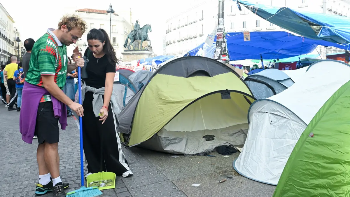 Almeida lleva a la Delegación imágenes de la acampada de Sol