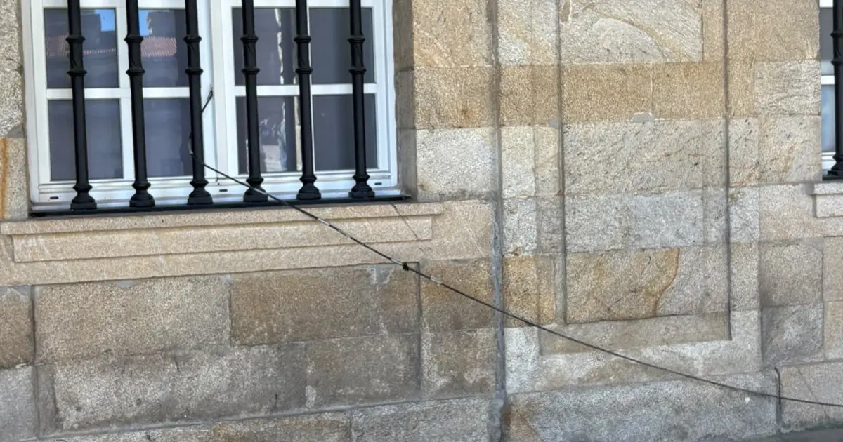 Ayuntamiento de Santiago suministra luz a acampados del Obradoiro