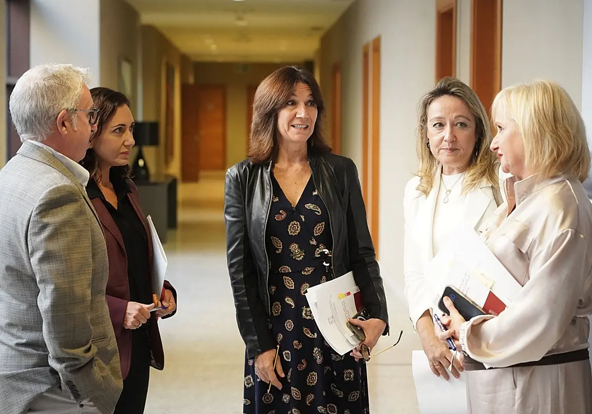 PP y Vox aprueban en la Mesa de las Cortes el recorte de 280.000 euros