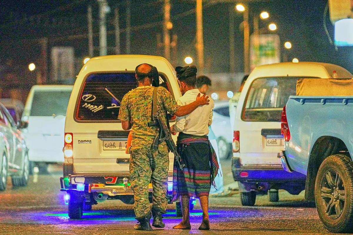 Arabia Saudí bombardea Sanaá y denuncia ataques hutíes en Medina