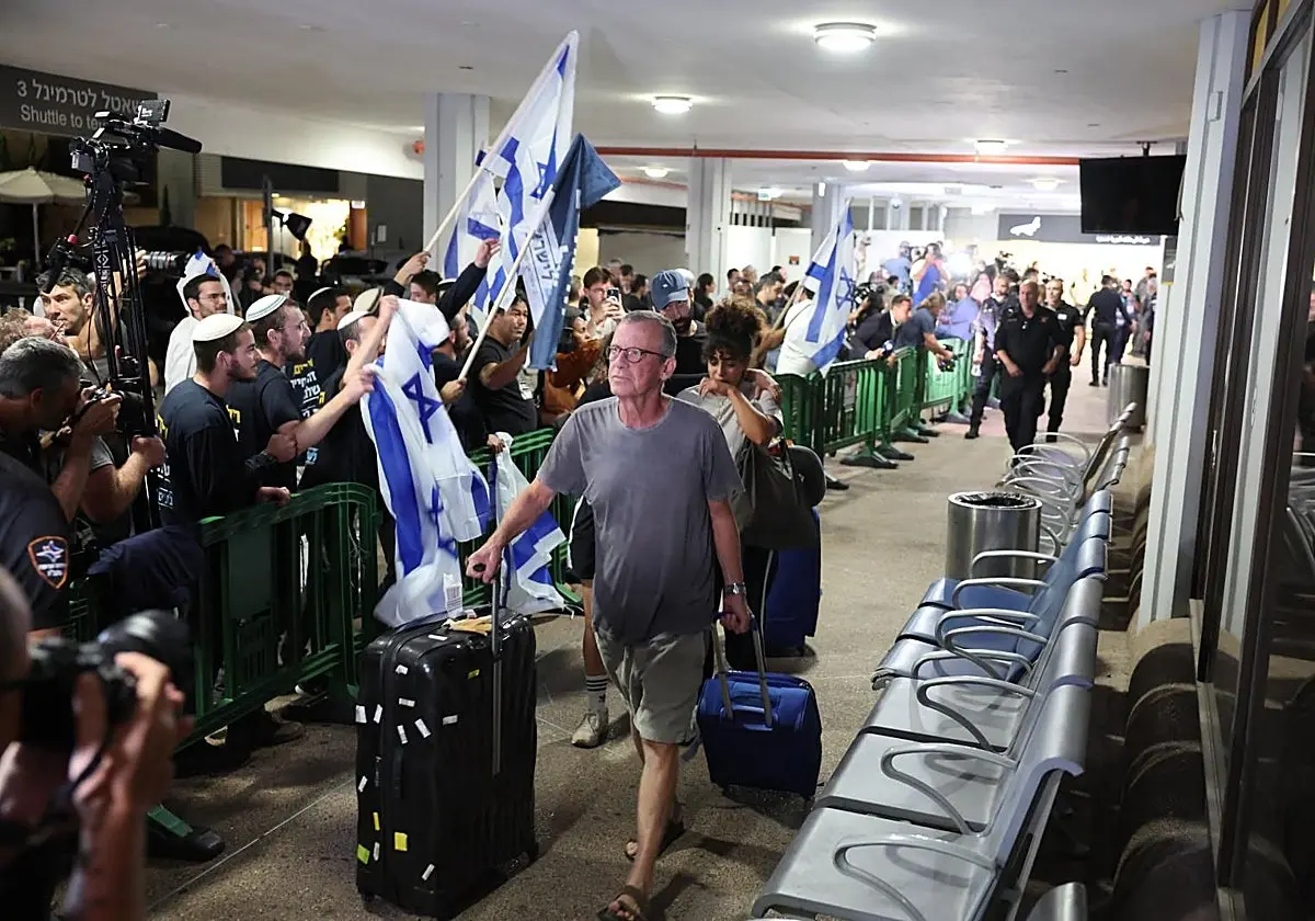 Emiratos investiga cómo un copiloto introdujo un arma en un vuelo a Tel Aviv
